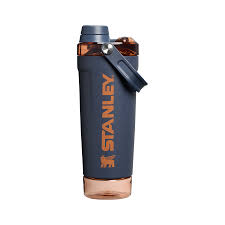Shaker Activate da Stanley em cor azul, com tampa antivazamento e compartimento para suplementação.