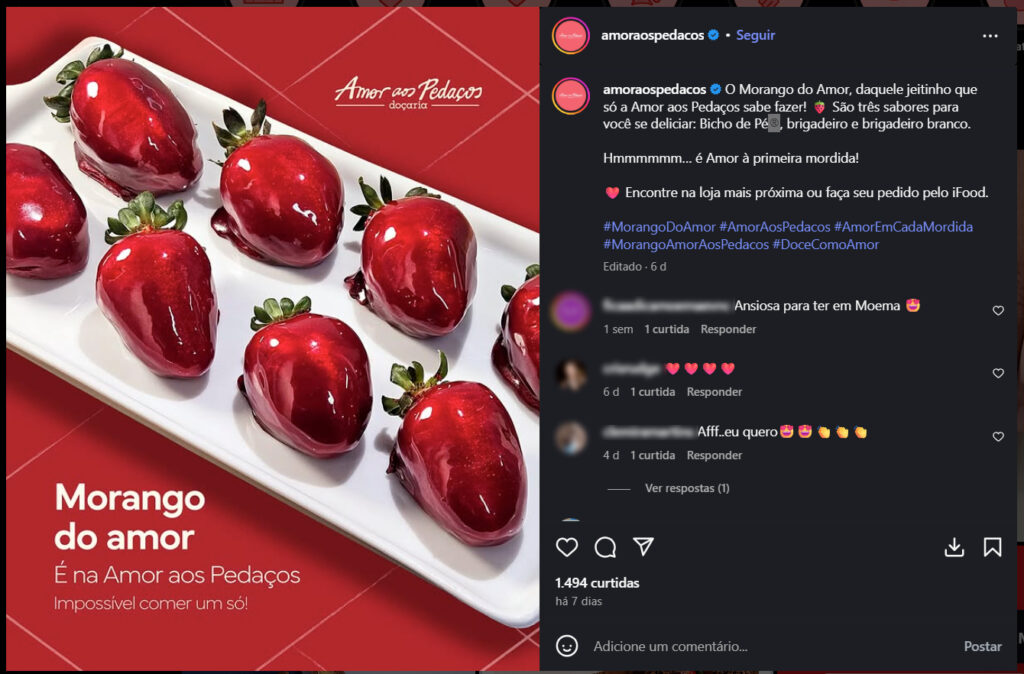Imagem de um prato com morangos do amor cobertos em caramelo, com o logotipo da marca Amor aos Pedaços e uma descrição que enfatiza a impossibilidade de comer apenas um.