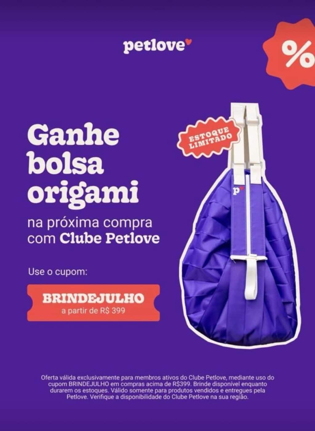 Anúncio da Petlove oferecendo uma bolsa origami como brinde na próxima compra com o Clube Petlove. O fundo é roxo, e o texto inclui informações sobre o uso do cupom BRINDEJULHO e condições de validade da oferta.