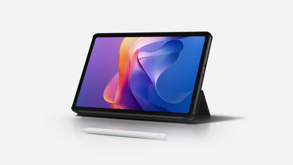 Tablet Redmi Pad 2 com tela de 11 polegadas, em pé, acompanhado de uma caneta stylus sobre superfície branca.