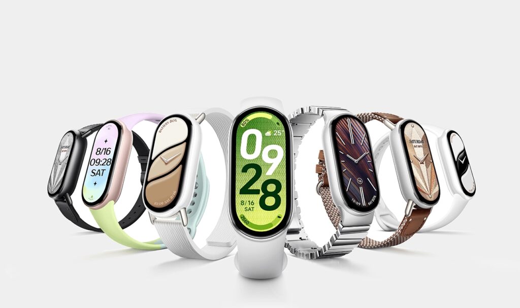 Várias pulseiras Xiaomi Smart Band 10 alinhadas em uma superfície, mostrando diferentes designs e cores.