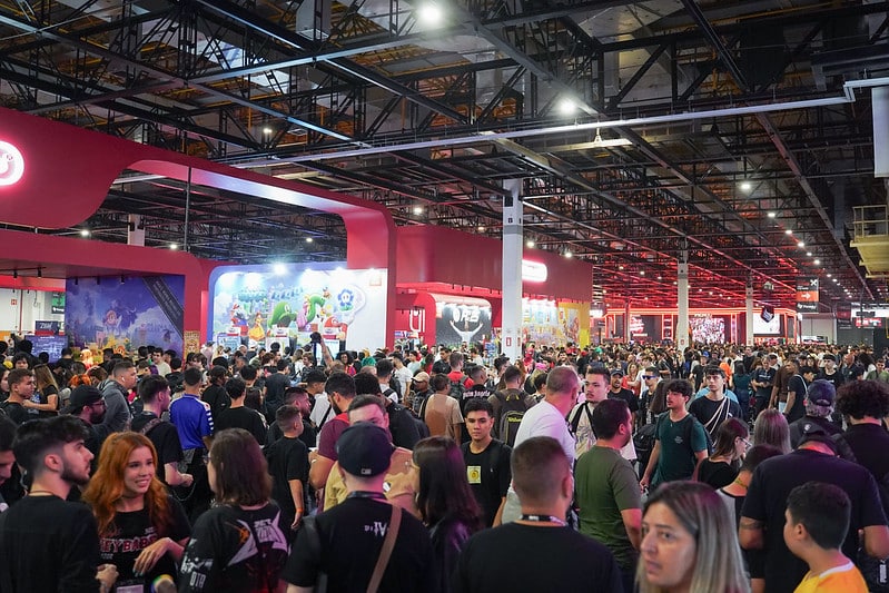 Multidão de visitantes na Brasil Game Show, mostrando estandes de jogos e entretenimento.