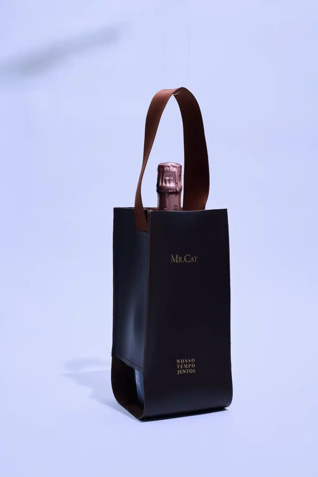 Bolsa em material resistente e acabamento de couro, personalizada para acomodar garrafas, com alça de couro e gravação em gold. Utilizada em ação de Dia dos Pais.
