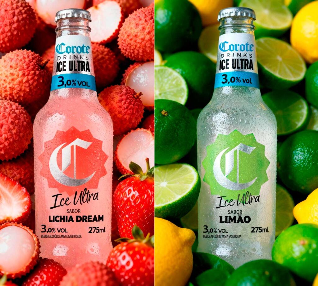 Garrafas de Corote Drinks Ice Ultra com sabores Lichia Dream e Limão, cercadas por lichias e limões, apresentando teor alcoólico de 3% em embalagem de 275 ml.
