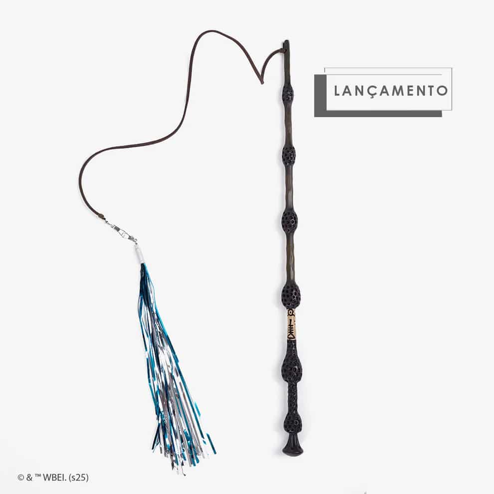 Varinha para gatos inspirada na varinha do Dumbledore, com fitilhos metalizados em azul e prata.