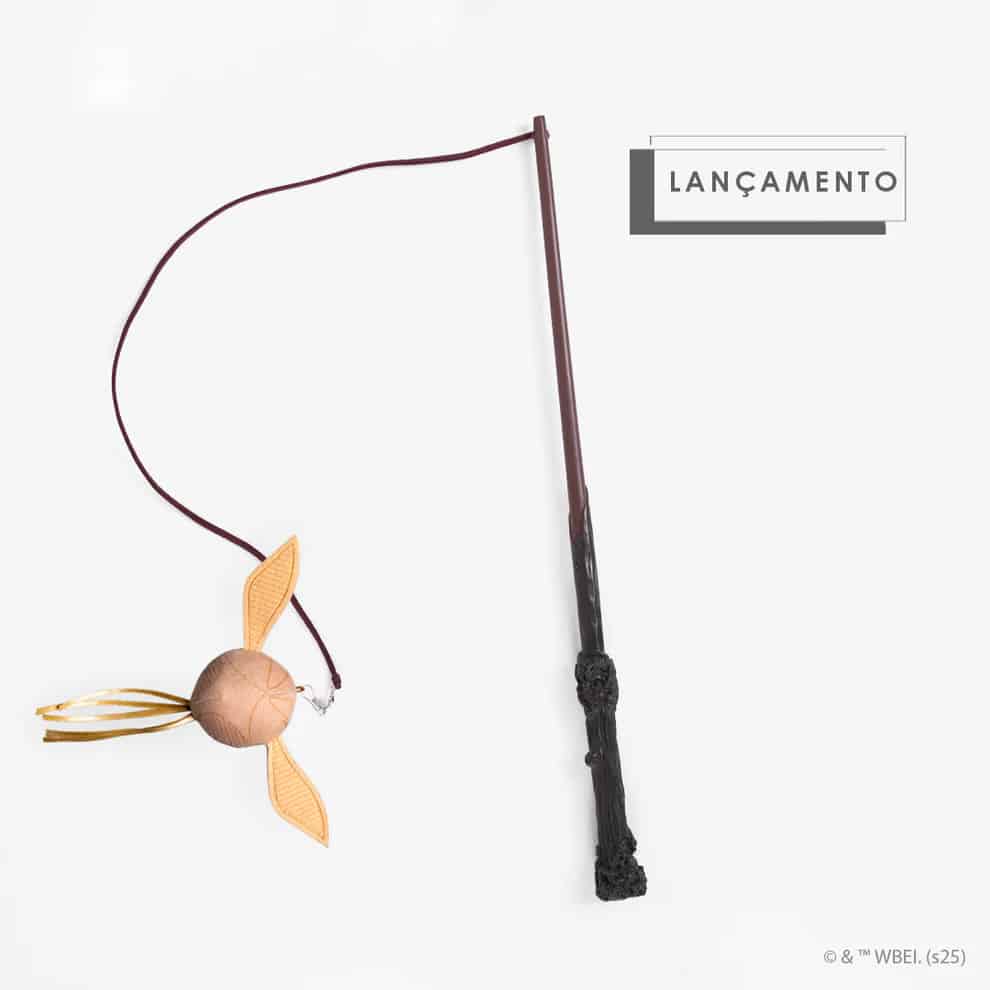 Varinha para gatos inspirada na varinha de Harry Potter, acompanhada de um pomo de ouro com penas e fitilhos, ideal para brincadeiras.