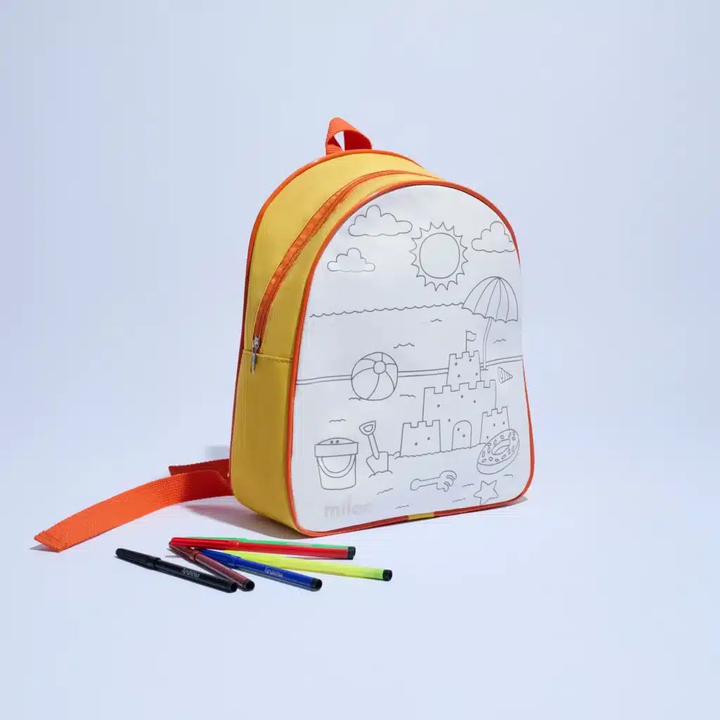 Mochila interativa colorida com superfície para colorir, acompanhada de canetas laváveis, estimulando a criatividade das crianças.