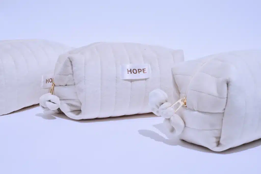 Conjunto de nécessaires personalizadas da marca HOPE, feitas em tecido aveludado com acabamento sofisticado e detalhe exclusivo no puxador.