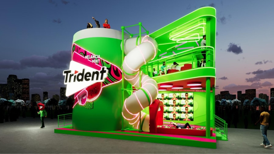 Estande interativo da Trident no festival The Town, com tobogã em formato de boca, mezanino para fotos, e ambientação em verde menta.