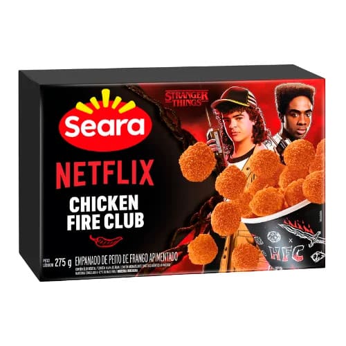Imagem da embalagem do produto 'Chicken Fire Club' da Seara, uma colaboração com a Netflix, apresentando empanados de frango apimentados, com personagens de 'Stranger Things' ao fundo.