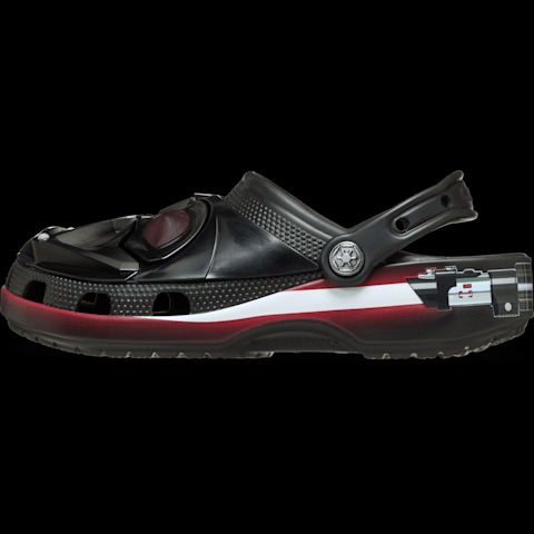 Clogs temáticos inspirados no capacete do Darth Vader, apresentando detalhes vermelhos e um design preto com sabre de luz dos Sith nas laterais.