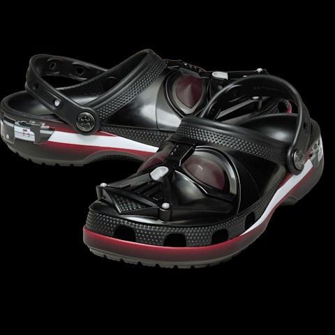 Clogs temáticas inspiradas no Darth Vader, sendo totalmente pretas com detalhes vermelhos e design que remete ao capacete do vilão de Star Wars.