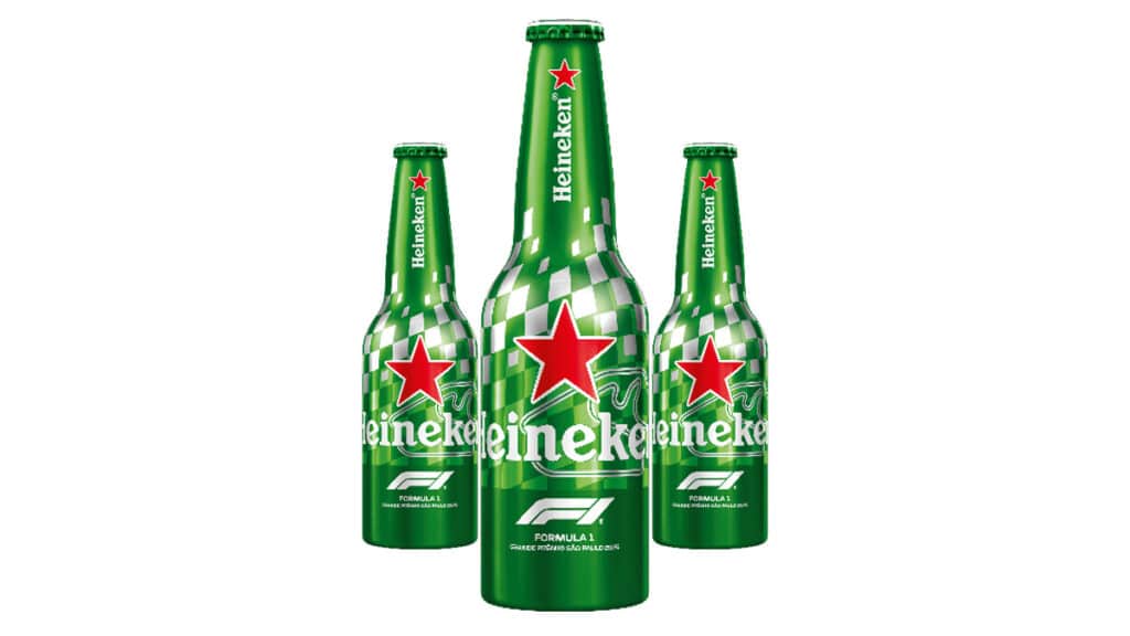 Imagem de garrafas comemorativas da Heineken para a Fórmula 1, com design verde e detalhes gráficos em vermelho e branco, celebrando o Grande Prêmio de São Paulo 2025.