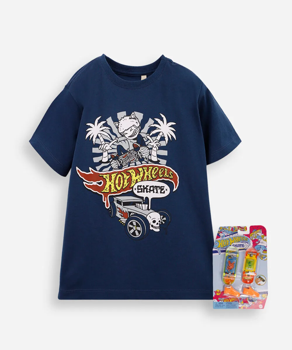 Camiseta infantil azul com estampa temática de Hot Wheels e skate de dedo na embalagem ao lado.