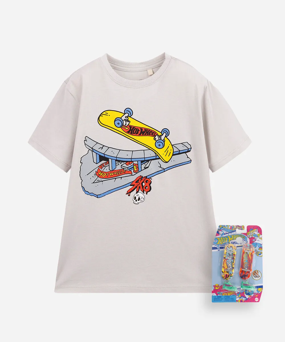 Camiseta infantil com estampa de skate Hot Wheels e skate de dedo em embalagem.