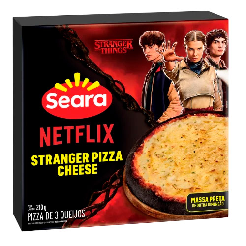 Embalagem da pizza Seara Stranger Pizza Cheese, com massa preta, destacando o logotipo da Seara e personagens de Stranger Things.