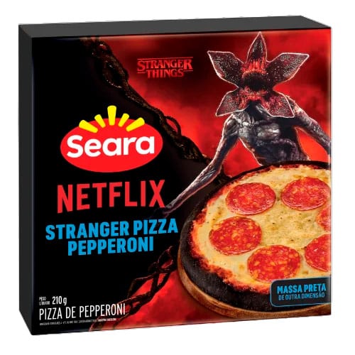Embalagem da Stranger Pizza Pepperoni da Seara, inspirada em Stranger Things, apresentando pizza com massa preta e fatias de pepperoni.