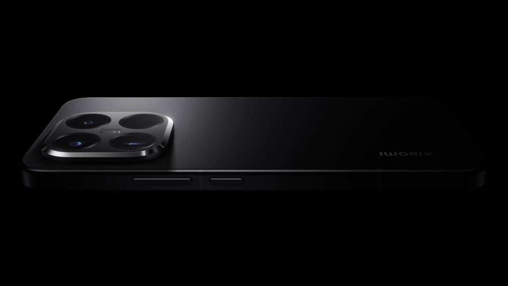 Imagem do smartphone Xiaomi 15T em um fundo preto, destacando seu design elegante e sofisticado, incluindo a parte traseira e o sistema de câmeras.