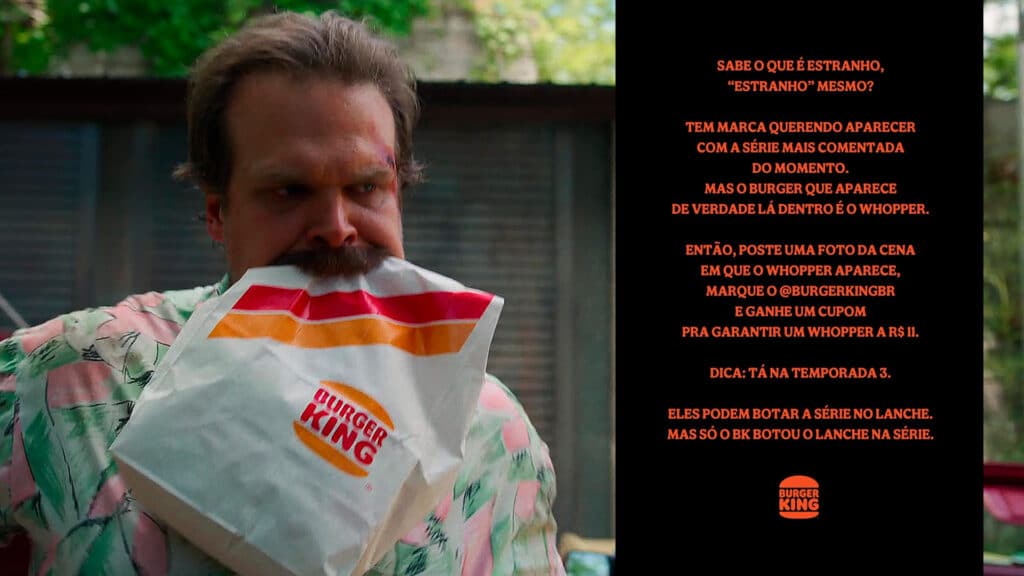 Homem segurando um saco do Burger King e segurando um sanduíche, com a legenda relacionada à série 'Stranger Things' promovendo uma campanha de marketing.