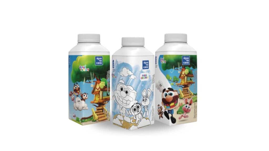 Três embalagens de água reutilizáveis da Água na Caixa, ilustradas com personagens da Totoy, com uma delas apresentando um espaço para colorir.