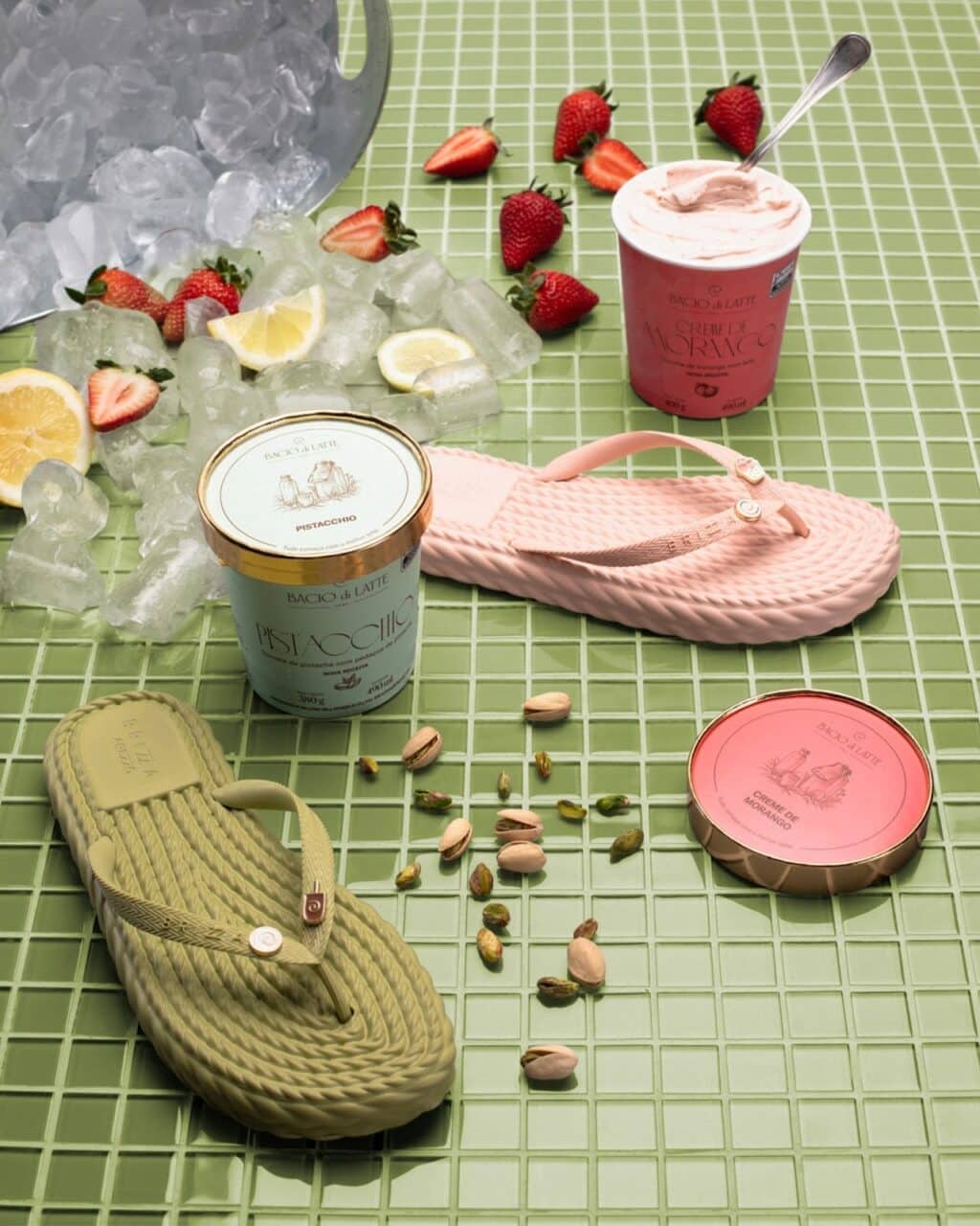 Imagem promocional da colaboração entre Brizza e Bacio di Latte, mostrando sandálias e potes de gelato em tons inspirados em sabores da gelateria, com frutas e gelo ao fundo.