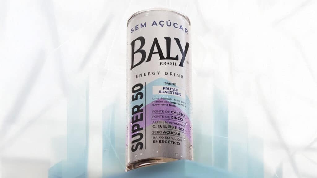 Lata de energético Baly Super 50 com sabor Frutas Silvestres, destacando que é sem açúcar e rico em vitaminas. A lata apresenta informações sobre os benefícios nutricionais e a marca.