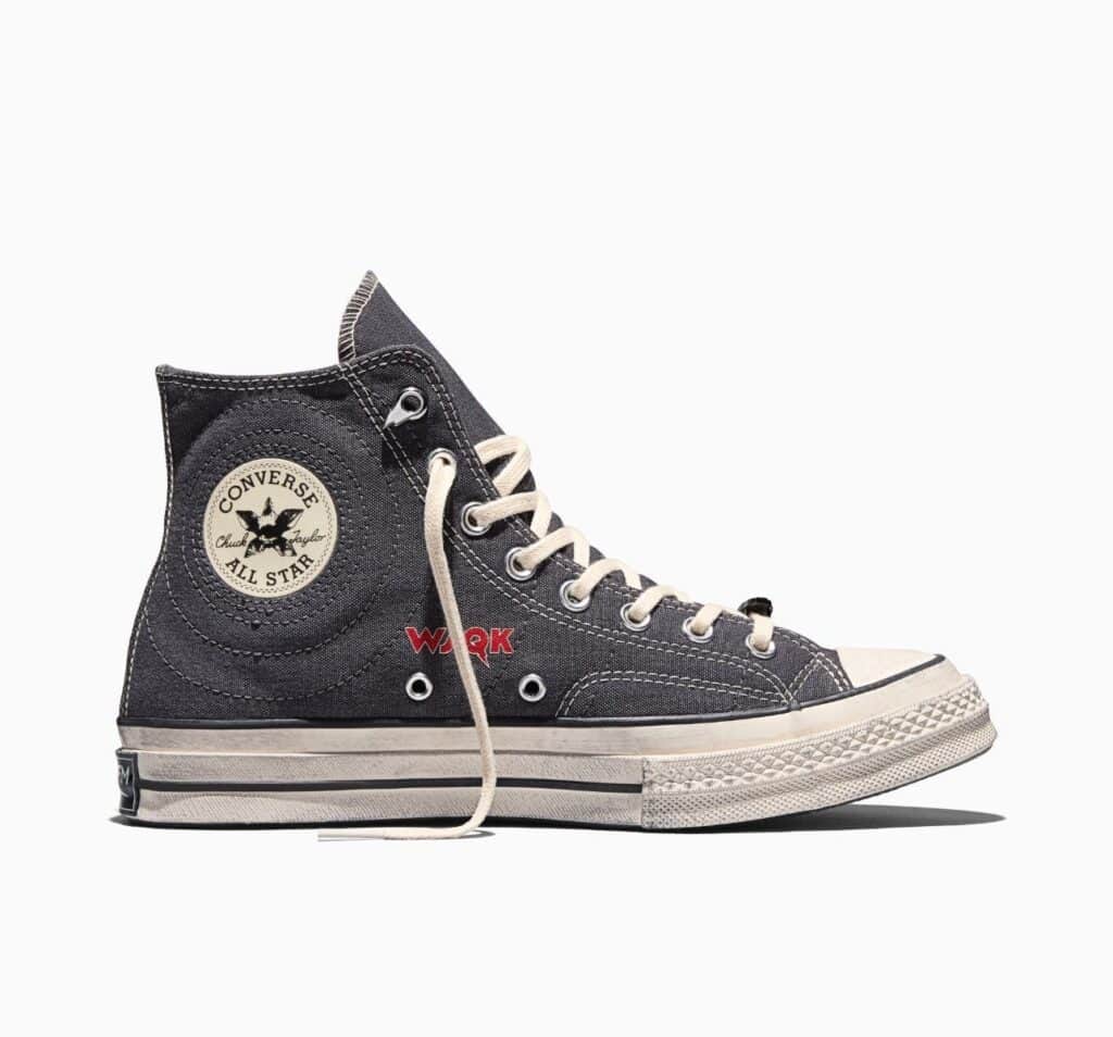 Tênis Converse Chuck 70 com cabedal em lona desgastada, destacando o logo All Star e a palavra 'WORK' em vermelho.