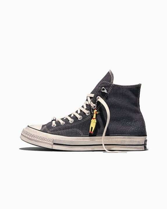 Tênis Chuck 70 da Converse, parte da coleção Stranger Things, com cabedal em lona desgastada e pingente de falcão de Hawkins.