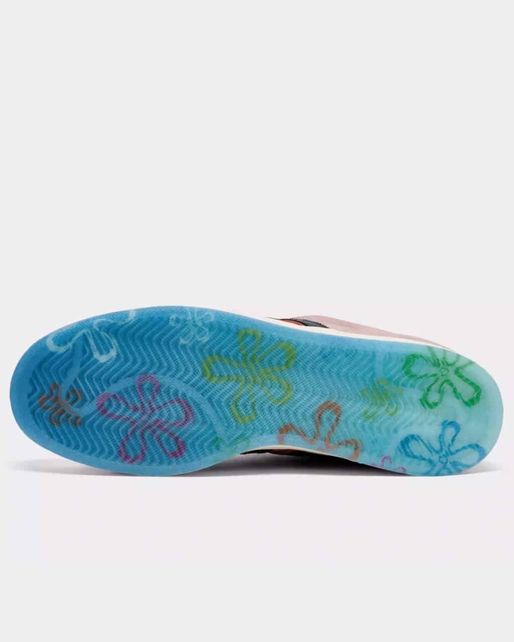 Sola do tênis Superstar da Adidas inspirada no Patrick Star, apresentando um design colorido com padrões de estrelas-do-mar em um fundo azul claro.