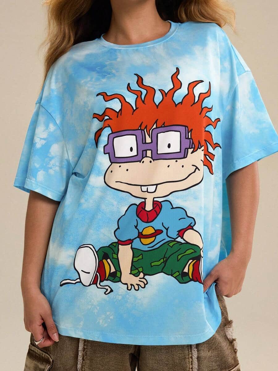 Camiseta com estampa do personagem Chuckie de Rugrats, em fundo azul, modelo oversized.