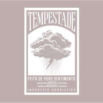 Arte gráfica com a palavra 'TEMPESTADE' em destaque, ilustrando uma nuvem escura com um raio. Abaixo, a frase 'FEITA DE PURO SENTIMENTO' e a menção a 'INDÚSTRIA BRASILEIRA'.