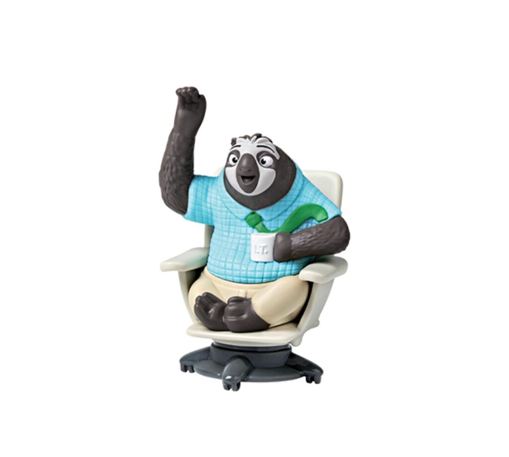 Figura de um bicho-preguiça sentado em uma cadeira giratória, vestindo uma camisa azul e calças beiges, segurando uma caneca com a inscrição LT.