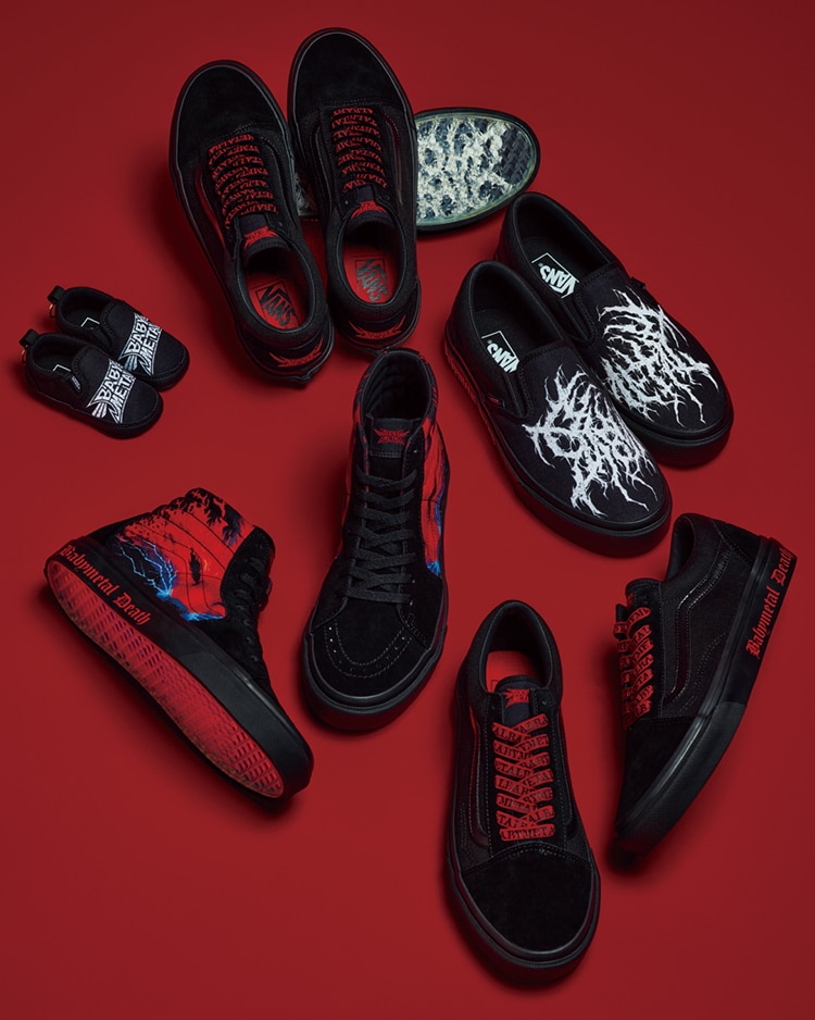 Coleção de tênis da colaboração entre Babymetal e Vans, apresentando modelos Slip-On, Old Skool e Sk8-Hi em vermelho e preto, dispostos sobre um fundo vermelho.