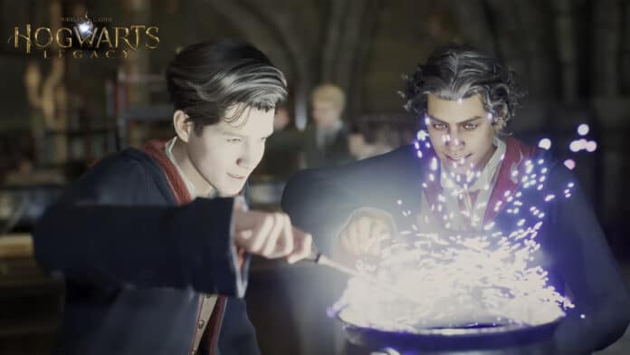 Captura de tela do trailer de Hogwarts Legacy onde dois jovens bruxos aparecem, vestindo robes de Hogwarts, e mexem em um caldeirão que emite faíscas mágicas brilhantes em uma sala de aula. Ambos sorriem enquanto a luz azulada ilumina seus rostos. No canto superior esquerdo aparece o logotipo dourado de ‘Hogwarts Legacy’. Imagem ilustra a postagem sobre a gratuidade na Epic Games.