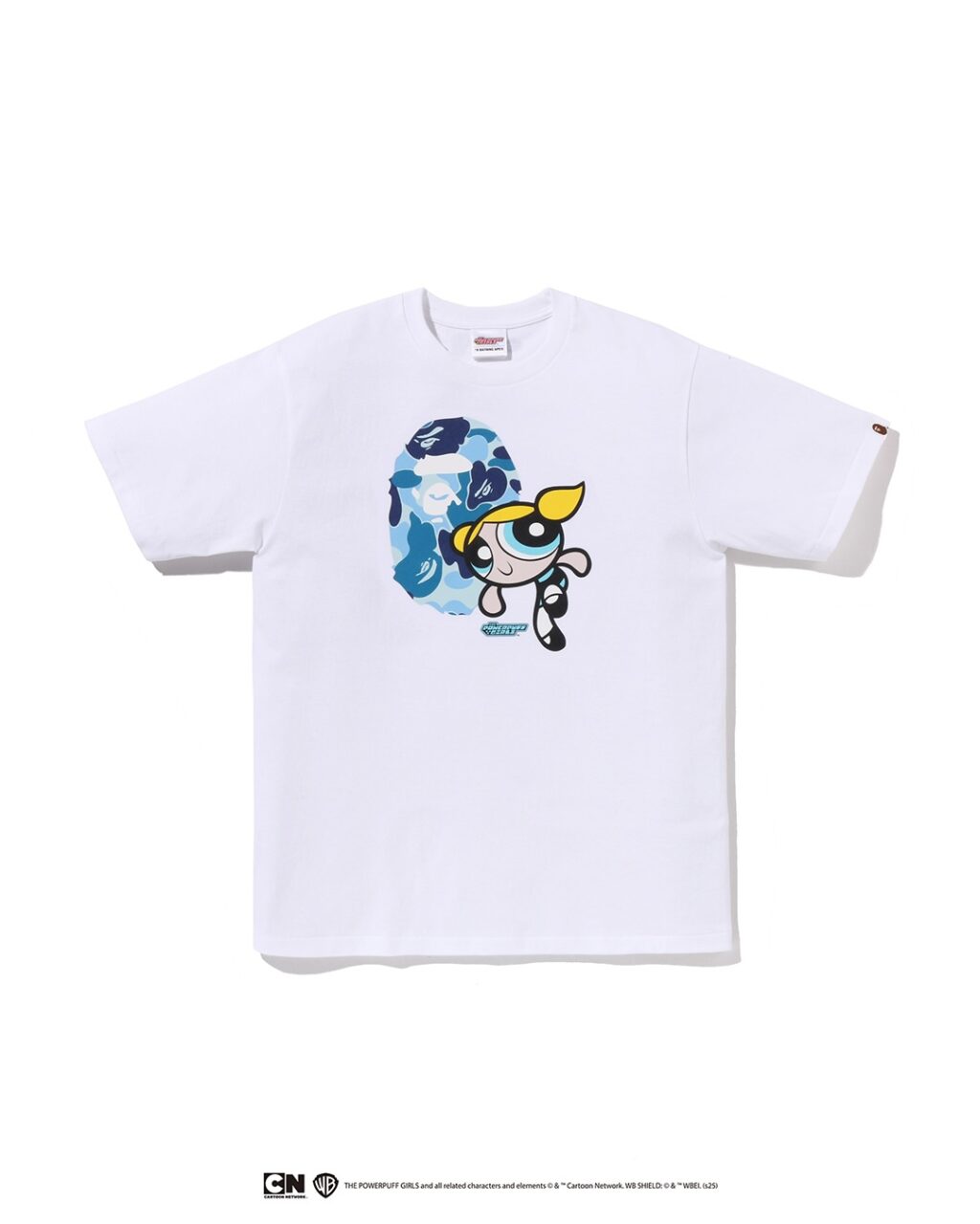 Camiseta branca da colaboração entre A BATHING APE e As Meninas Superpoderosas, apresentando a personagem Florzinha com o APE HEAD da BAPE ao fundo.