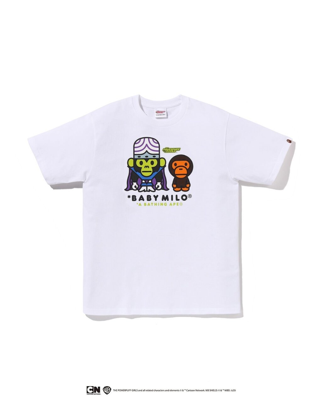 Camiseta branca da coleção A BATHING APE e As Meninas Superpoderosas com os personagens BABY MILO e uma representação do vilão Macaco Louco.