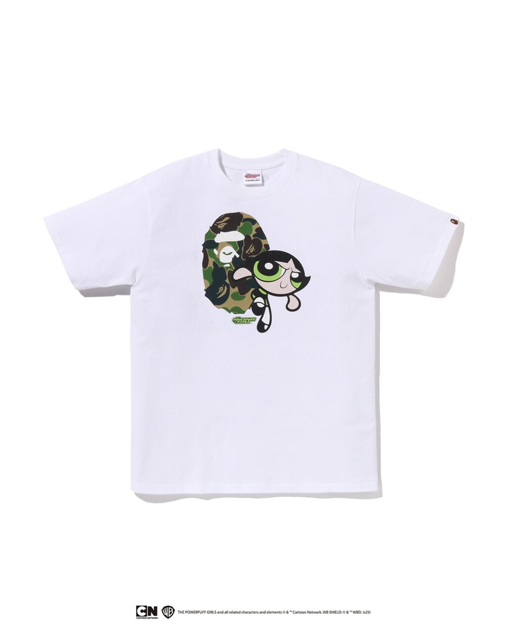 Camiseta branca com ilustração da personagem Florzinha das Meninas Superpoderosas, sobre um fundo de padrão camuflado.