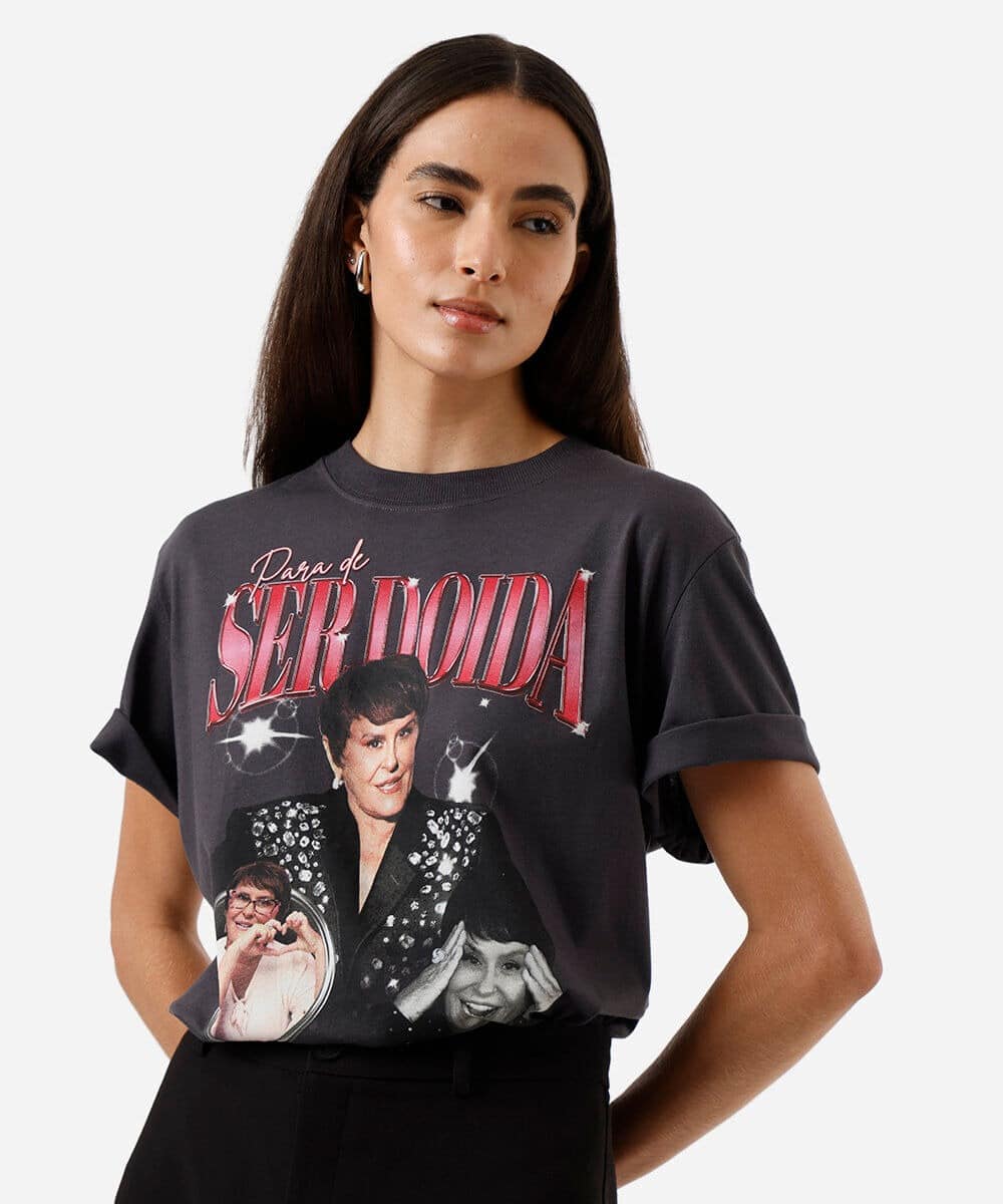 Modelo usando camiseta com estampas da frase 'Para de ser doida' e imagens de Márcia Sensitiva.