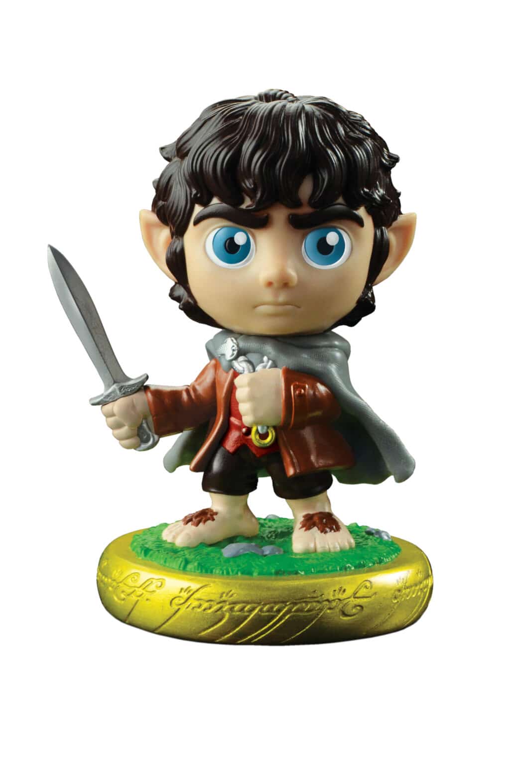 Figura de ação do personagem Frodo Baggins, da série O Senhor dos Anéis, segurando uma espada e com pés descalços. Ele está vestindo um manto e possui uma base decorativa.