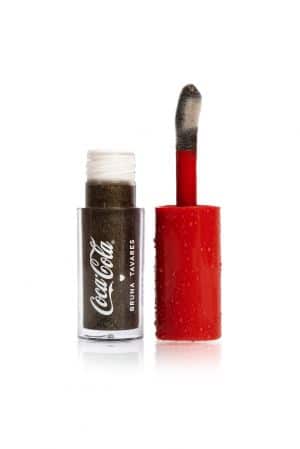 Frasco de lip tint da coleção BT ♥ Coca-Cola, com embalagem inspirada em Coca-Cola, mostrando a aplicador e a cor do produto.