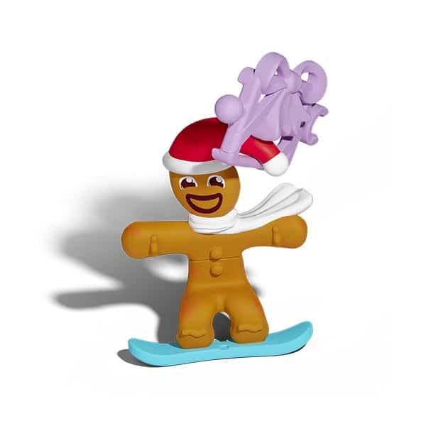 Figura de um boneco de gengibre com um chapéu de Papai Noel e uma expressão sorridente, deslizando em uma prancha de snowboard.
