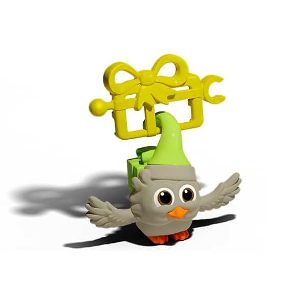 Um ornitorrinco de brinquedo com características festivas, usando um gorro verde e apoiado sobre uma caixa de presente, acompanhado de um laço amarelo.