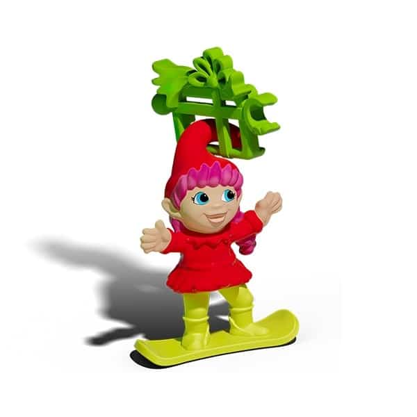 Figura de um elfo vestindo um vestido vermelho e botas amarelas, segurando um presente verde. O elfo está posicionado em uma base de snowboard, com uma expressão alegre.
