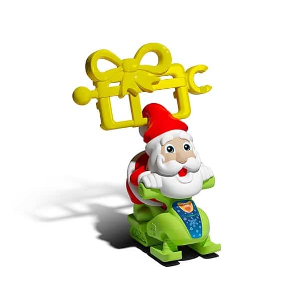 Brinquedo de Natal com Papai Noel montado em um veículo verde, segurando um presente com laço amarelo.
