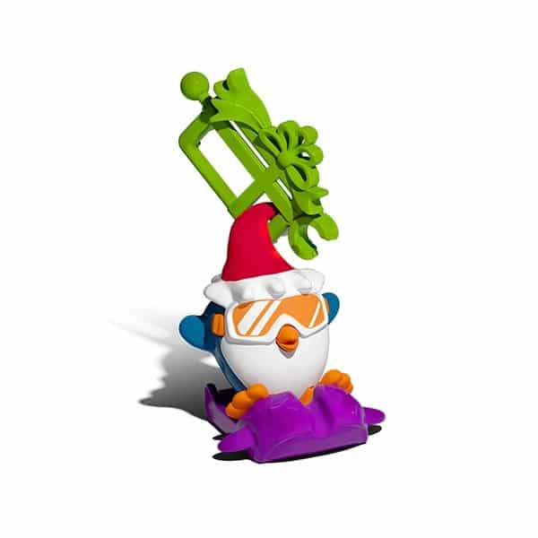 Figura de um personagem em um trenó, usando um chapéu de Papai Noel e óculos de sol, com uma decoração verde acima da cabeça.