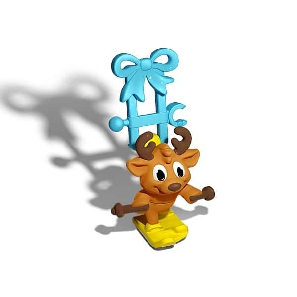 Figurinha natalina de um renas com esquis, segurando um presente azul com laço, representando a coleção temática de Natal da Kinder Ovo.