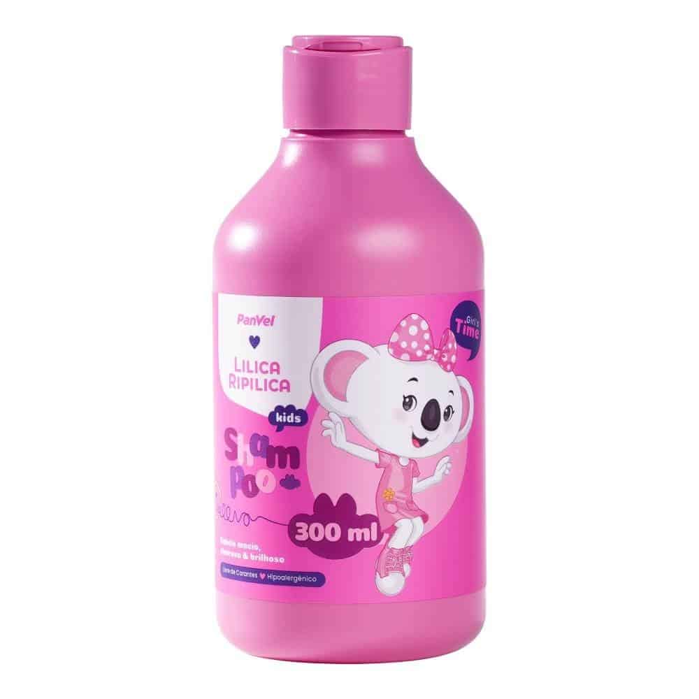 Frasco de shampoo infantil da marca PanVel com design colorido, apresentando a personagem Lilica Ripilica, uma koala com laço rosa. O rótulo informa que o produto tem 300 ml e foi desenvolvido para cabelos macios, brilhantes e saudáveis.