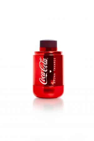 Frasco de blush stick da coleção BT ♥ Coca-Cola de Bruna Tavares, com design vermelho e detalhes inspirados na Coca-Cola.