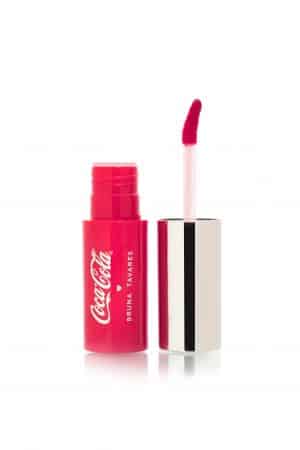 Gloss serum da coleção BT ♥ Coca-Cola com embalagem vermelha e aplicador aplicador em formato de esponja volumosa.