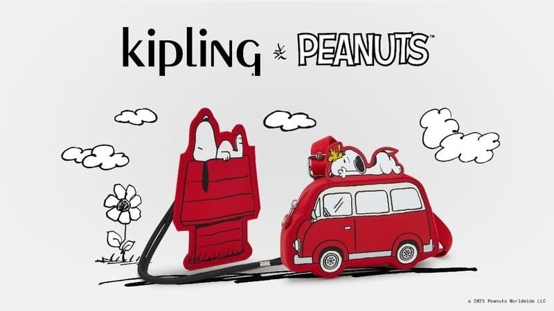 Imagem da colaboração entre a Kipling e os Peanuts, mostrando uma bolsa vermelha em formato de carro com Snoopy e Woodstock, ao lado da casinha vermelha de Snoopy, com um fundo ilustrado que inclui nuvens e flores.